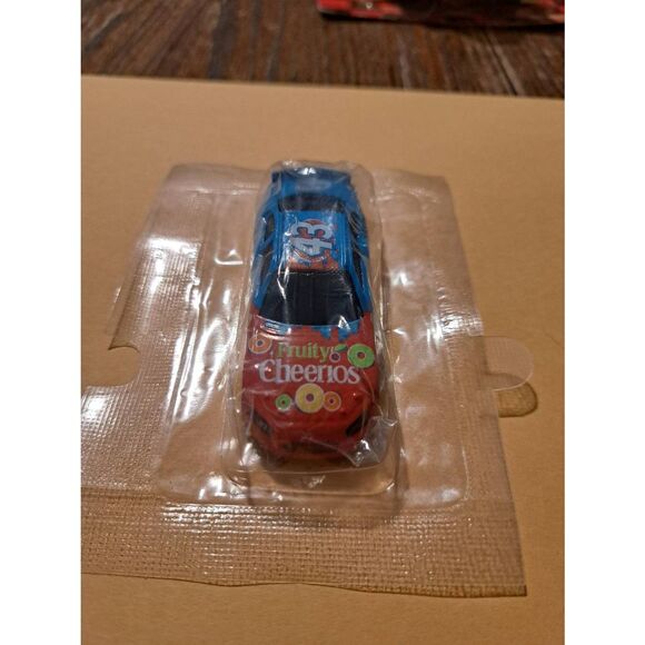 2008 Richard Petty #43 Fruity Cheerios NASCAR Die-Cast 1:64 Promo Race Car New - Picture 3 of 6
